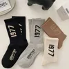 Skarpetki Skarpetki sportowe Skarpetki Męskie Środkowa długość Trendy Basketball Socks Wszechstronne bawełniane skarpetki A wchłaniające i oddychające litery 1977 Skarpetki dla dzieci