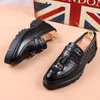 Zapatos informales estilo coreano para hombre, vestido Formal de negocios para boda, zapatos de conducción sin cordones con borlas de cuero genuino, mocasines de plataforma negros