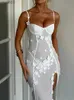 Podstawowe sukienki swobodne przez spaghetti Pasek bez rękawów na ubo wysoko podzielona długa sukienka elegancka siatka sexy maxi dla kobiet białe patrz yq240402