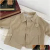 Jackor 2024 Spring Autumn Children Boy Stäng ner kragen Single Breasted Coat Pocket Long Sleeve mångsidig småbarn Ytterkläder Drop Deli Otsqa