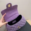 Les sacs à bandoulière pour femmes dans les magasins d'usine sont à 90 % de réduction sur le nouveau sac pour femme en tweed violet avec chaîne à paillettes et selle décontractée à bandoulière