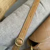 Le sac hippie Hoho sous les bras peut être porté en diagonale, avec un bracelet ou des bretelles réglables sous les bras 21,5*30*7CM