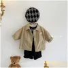 Jackor 2024 Spring Autumn Children Boy Stäng ner kragen Single Breasted Coat Pocket Long Sleeve mångsidig småbarn Ytterkläder Drop Deli Otsqa