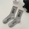 Chaussettes Bonneterie Chaussettes de sport chaussettes mi-longues pour hommes chaussettes de basket tendance chaussettes en coton polyvalentes absorbant la transpiration et respirantes lettres 1977 chaussettes pour enfants