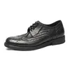 Casual Shoes Mature Business Men's Brock Carved Round Toe äkta läder British Man Elegent Brogy Oxfords