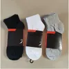 Модные мужчины спортивные носки Классические чернокожие серо -серого мужчины мужчины высочайшего качества, воздухопроницаемые хлопковые спортивные носки для лодыжки эластичный футбольный футбол.