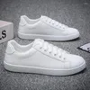 Scarpe casual Primavera ed estate Sneakers sportive in tinta unita con lacci da uomo bianche piccole D431