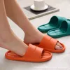 A001 Zapatillas domésticas para hombres en dormitorio de verano Parejas silenciosas Baño Baño Sandalias y zapatillas antideslizantes de suela blanda para mujer al por mayor