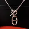 Collana con ciondolo a naso lungo di maiale in rame di lusso Collana con fibbia a naso lungo con ciondolo a forma di maiale in rame Collana di lusso leggera in argento 925 e coppia da donna con logo