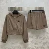 Designer feminino moletom triângulo logotipo náilon tecido impermeável cor pura simples primavera verão feminino com capuz zip jaqueta shorts