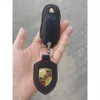 Frostat läder Suede Leather Alcantara Auto Car Logo Nyckelhållare Nyckelfodral Nyckelväska Nyckelfodral Skydd med sköld Keychain Keyring Fit för Porsche Car Key Cover