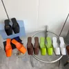 Modieuze satijnen Muller-schoenen met driehoekige hakken en lucht aan de achterkant 2024 Vroege lente Nieuwe Baotou Half Trailer Koreaanse editie dames Coole slippers met vierkante kop