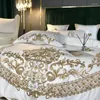 Set di biancheria da letto di lusso bianco anni '60 in raso di cotone ricamo oro reale 4/5 pezzi set copripiumino morbido e liscio federe lenzuolo