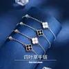 Vans koreanska små doftande stil fashionabla diamant inlagd klöver gåva armband temperament nisch high-end sweet armband för kvinnor