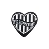 Broches en émail avec phrase It's Show Time, couleur noir et blanc, Badge à revers en forme de cœur d'amour, broche décorative en métal, bijoux cadeau pour amis