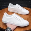 Scarpe casual Primavera ed estate Sneakers sportive in tinta unita con lacci da uomo bianche piccole D431