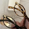 Solglasögon 2024 Vintage Brown glasögonram Fashion Small Oval Anti Blue Light Glasögon för kvinnor Leopard Print Gift Girls