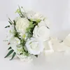 Dekorative Blumen Künstliche Rosenblume Brauthandstrauß Braut hält Verlobungsfeier