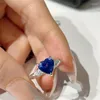 Anillos de racimo Temperamento francés Romántico Azul oscuro Cristal en forma de corazón Anillo abierto Joyería de plata esterlina dulce de gama alta Día de San Valentín