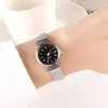 Horloges Luxe vrouwelijke horloges Mode quartz horloge voor dames Klok Pols Wit Zwart Roestvrij stalen band Klassieke geschenken