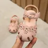 Sandali estivi per bambini Ragazze Fondo morbido Scarpe per bambini dolci Bianco Rosa Bambini piccoli Sandali da spiaggia anti calcio Scarpe per bambini CSH1018 240318