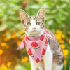 Vêtements de chien Bavoir pour animaux de compagnie Chiot Bandana Foulard de fête Décor triangulaire Décoration d'anniversaire pour fille Décorer Costume Polyester Fraise