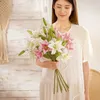 Dekorativa blommor Simulering av Lily Buquets Wedding Party Bride Holding Living Room Desktop Ornament