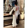 Casual klänningar långärmad stickad strandklänning kvinnor sexig se genom smal rygglös elegant vit ihålig maxi semester kläder 2024