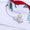 Collier en or à trois feuilles avec des fleurs pleines de diamants, chaîne de clavicule de luxe légère et élégante, chaîne de clavicule à cinq pétales de fleurs féminine et polyvalente