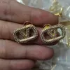 Gold Color Women Designer Kolczyki stadninowe luksusowy styl pełny diamenty najwyższej jakości kolczyki zaręczynowe mosiężne