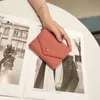 Guangzhou Wallet Womens 2024 Nytt äkta läder 30% pengar Klipplager Kohidsmynt Purses mångsidiga trendiga kort stil liten kortväska handväska