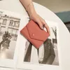 Guangzhou Wallet para mujer 2024 Nuevo cuero genuino 30% Clip de dinero Capa Monederos de cuero de vaca Monederos Versátil Moda Estilo corto Pequeño bolso de tarjeta Monedero