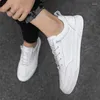 Scarpe casual da uomo Sneakers in pelle nera Genuino design della moda semplice calzino piatto bianco 2024