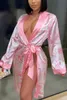 5xox Sexy Pyjama Womens Satin Robe Trendy Dollar Print Long Sleeve Silky Kimono Bademantel Nachtwäsche mit Gürtel 2404101