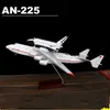 Aircraft Model Nouveau modèle d'avion en alliage An-225 Mriya grand modèle d'avion de transport aérien simulation modèle volant en métal son et lumière cadeau pour enfants YQ240401