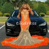 ブラックフェザーイブニングドレスホルターネックゴールドレースマーメイドオレンジウエディングドレス2024見事な誕生日フォーマルパーティーガウンエレガントな黒人女性ディナーヴェスティオスフィエスタ
