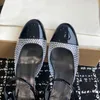 10a av högsta kvalitet lyxklänningskor designer låg klack svart sandal för kvinnor ankel rem diamant silver skor sommar slingback pumpar skor stor storlek 35-40 med låda