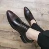 Casual skor hög kvalitet varumärke män klär handgjorda brogue stil paty läder bröllop lägenheter oxfords formella
