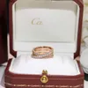 Pierścień designerski dla kobiet luksusowe pierścionki biżuterii Inkrustowane perły alfabet Diamond Design świąteczny prezent biżuterii Temperament Wszechstronny pierścionki bardzo ładne