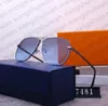 Lyxiga och unika solglasögon Kvinnor LVVVVV -märkesdesigner Men's Solglasögon utomhus 7440 och 7481 Series 14 Färger Valfritt Litta snyggt i Windy Januari Netflix