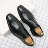 Freizeitschuhe Britischer Stil Leder-Loafer mit gewebtem Muster Herren-Slipper mit dickem Boden und spitzer Zehenpartie Business-Mode-Mokassin