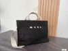 Nuevo Bolso de mano para mujer con borde negro tejido de hierba, gran capacidad, Estilo de vacaciones, moda de playa, bolso de mano ligero de lujo