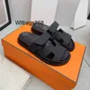 Hem Oran Designer Chypre Sandals äkta läder tofflor för kalvskinn svartvita flip glider Sandale L