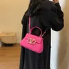 Debriyaj Çantası% 70 Moda Tasarımcı Kadın Çantası Yeni Modeli Kore Edition PU Şık küçük kare moda çok yönlü crossbody bir omuz internet kırmızı çanta