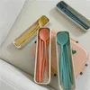 Ensembles de vaisselle Kitchen Table Varelle Color Color 4PCS / Set Cutlery Wheat Straw Spoon Fork Copsticks with Box Travel Accessoires Portables