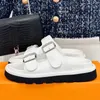 Verano nuevo llega parejas zapatillas de playa pista abierta peep toe suela gruesa afuera para caminar mujeres y hombres diseñador de marca clásico chanclas de vacaciones