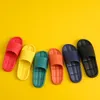 A001 Zapatillas domésticas para hombres en dormitorio de verano Parejas silenciosas Baño Baño Sandalias y zapatillas antideslizantes de suela blanda para mujer al por mayor