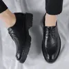 カジュアルシューズプラットフォームメンズドレスファッションメンズビジネスブラウンブラック本物の革oxfords zapatos de hombre