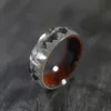 Anello con scena di montagne e foreste da 8 mm Fede nuziale da uomo in legno Oliva puro anniversario 240322