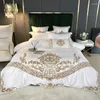 Set di biancheria da letto di lusso bianco anni '60 in raso di cotone ricamo oro reale 4/5 pezzi set copripiumino morbido e liscio federe lenzuolo